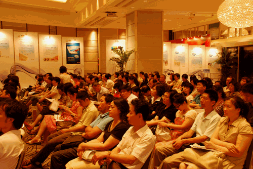 参会人员在主会场区倾听“长江卓尔年金服务”的详细介绍
